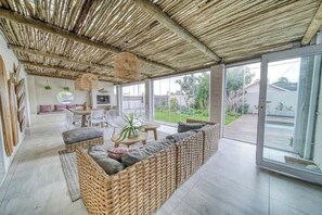 Ferienhaus, Mehrere Betten, Poolzugang, Poolblick (Flamingo Villa ) | Wohnbereich | 42-Zoll-Flachbildfernseher mit Digitalempfang, Kamin