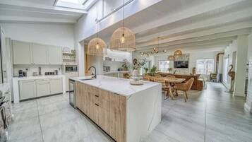 Ferienhaus, Mehrere Betten, Poolzugang, Poolblick (Flamingo Villa ) | Eigene Küche | Wasserkocher mit Kaffee-/Teezubehör, Kühlschrank, Mikrowelle, Ofen