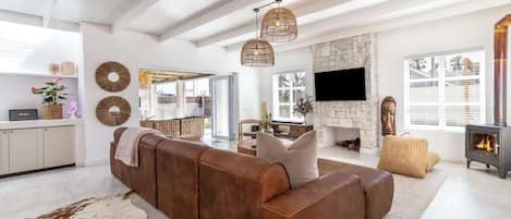 House, Multiple Beds, Pool Access, Pool View (Flamingo Villa ) | Interior