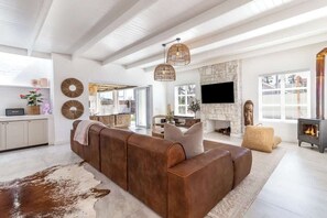 House, Multiple Beds, Pool Access, Pool View (Flamingo Villa ) | Interior