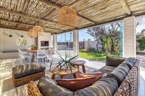 Casa, letti multipli, accesso alla piscina, vista piscina (Flamingo Villa ) | Area soggiorno | TV a schermo piatto 42 pollici con canali digitali, caminetto