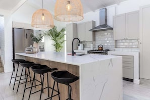 Maison, Plusieurs lits, accès à la piscine, vue sur la piscine (Flamingo Villa ) | Cuisine privée | Réfrigérateur, four à micro-ondes, un four, surface de cuisson