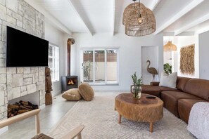 House, Berbilang Katil, Pool Access, Pool View (Flamingo Villa ) | Ruang tamu | 42 inci televisyen skrin rata dengan digital, pendiangan 