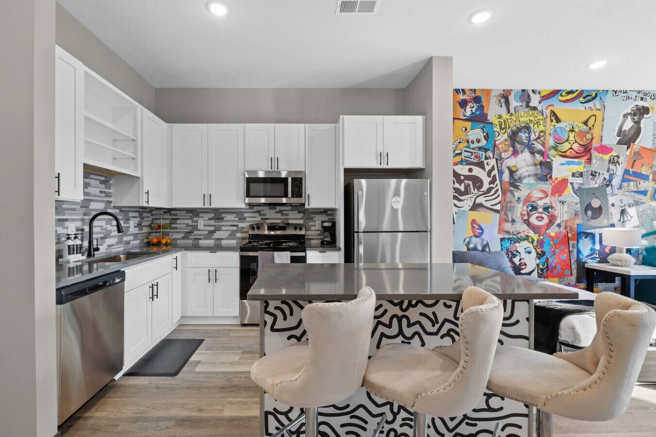 Frigorífico, microondas, horno y placa de cocina