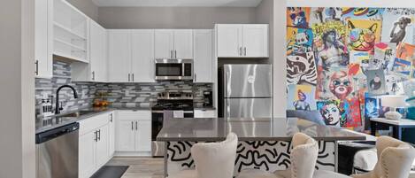 Réfrigérateur, micro-ondes, four, plaque de cuisson