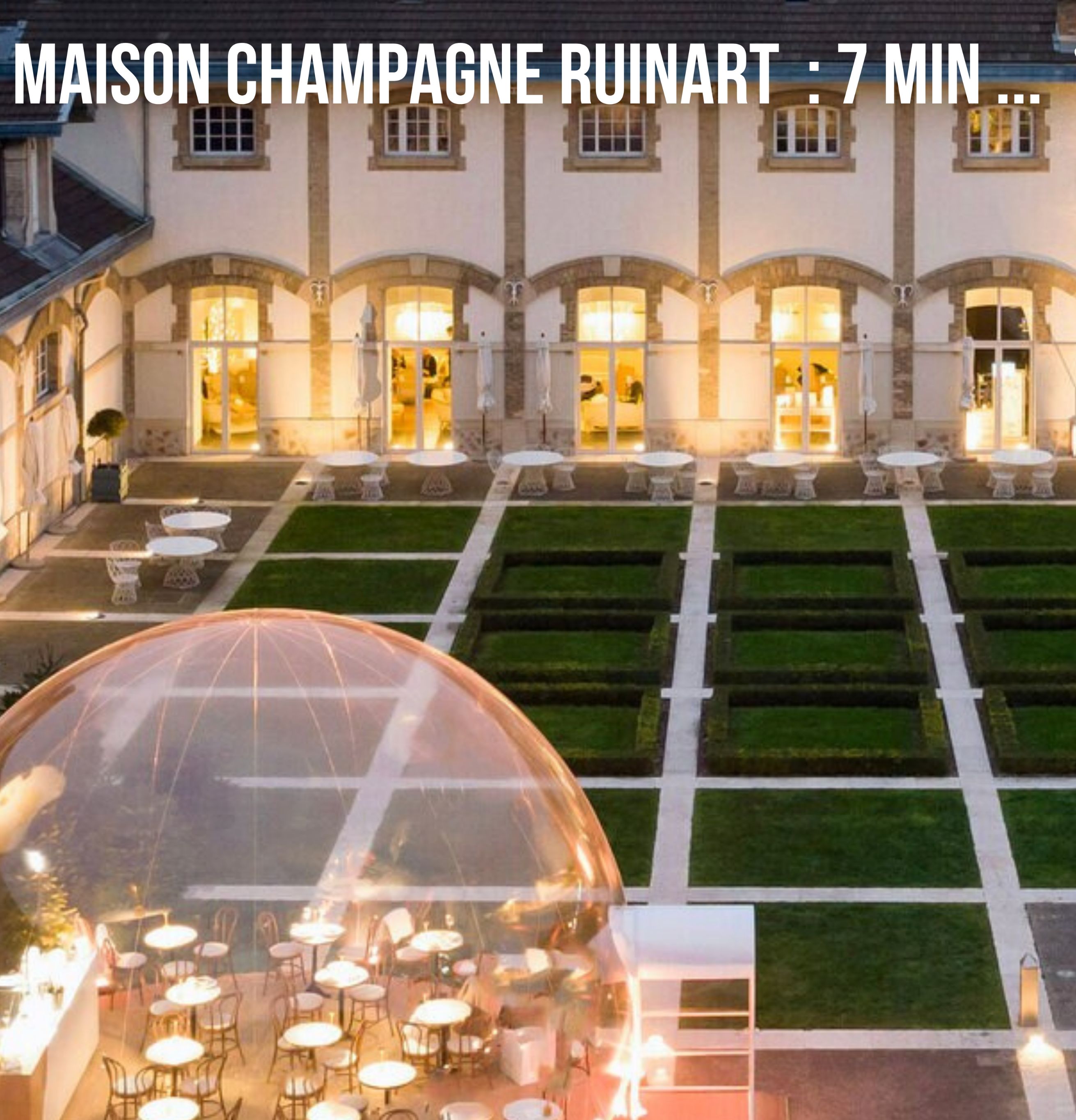 Un grand hôtel à la façade symétrique, doté d’une cour intérieure où l’herbe est soigneusement entretenue, ainsi que d’espaces extérieurs aménagés pour se détendre.