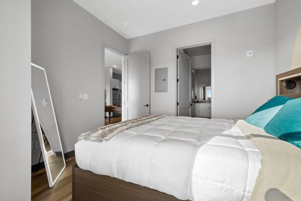 Tabla de planchar con plancha, wifi, ropa de cama