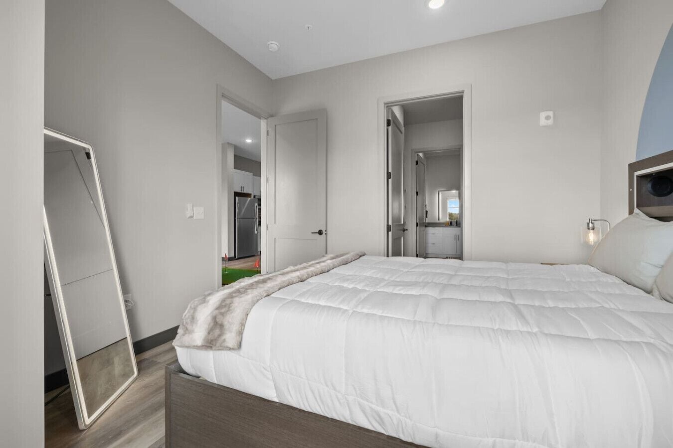 Tabla de planchar con plancha, wifi y ropa de cama 