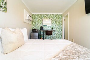 1 bedroom, WiFi, bed sheets - Bahama Breeze | Charming Stay for Couples (Panama City Beach)