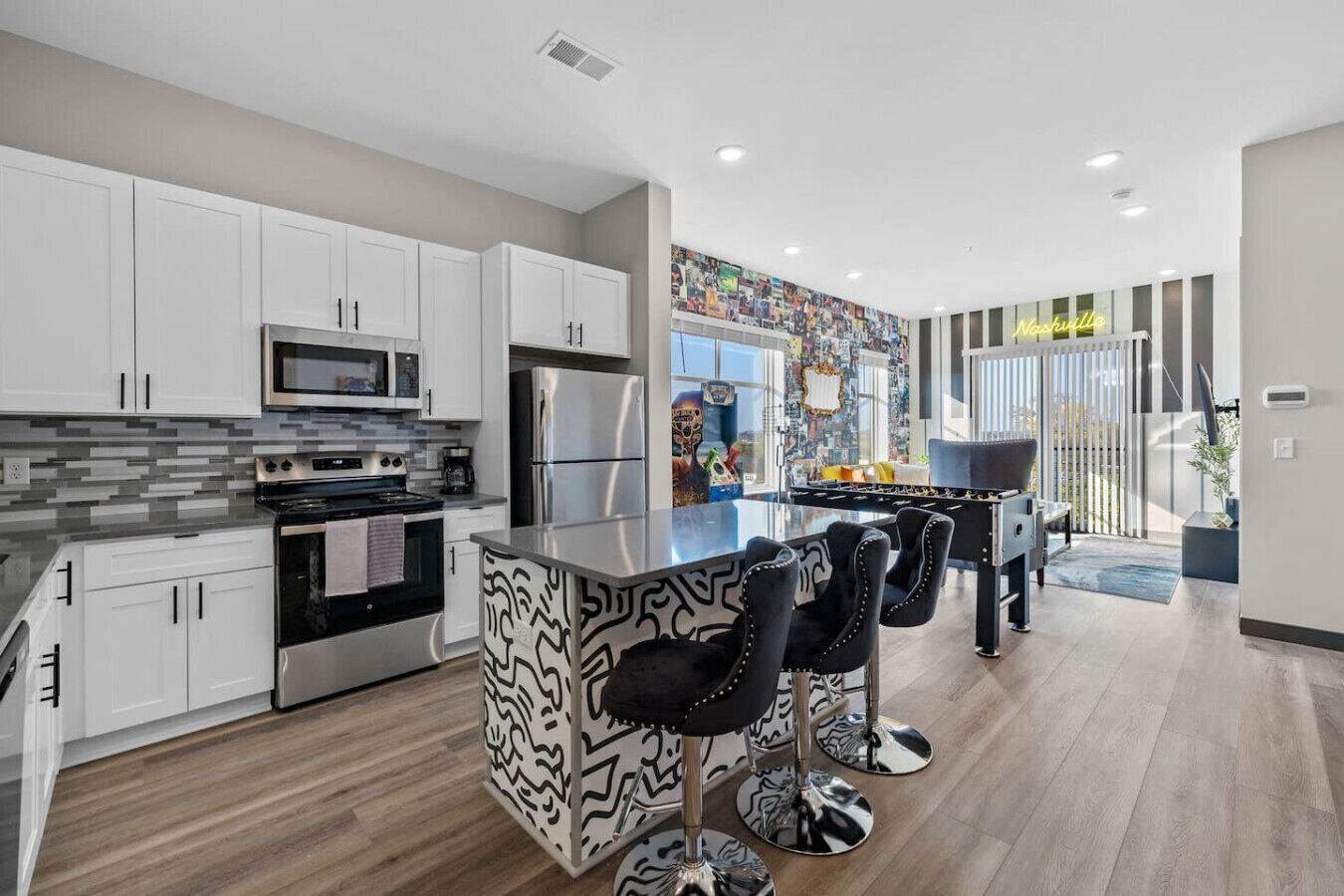 Réfrigérateur, micro-ondes, four, plaque de cuisson