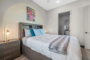 Skrivebord, strykejern/-brett, wi-fi og sengetøy