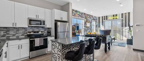 Réfrigérateur, four à micro-ondes, un four, surface de cuisson