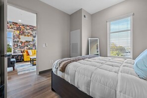 Desk, iron/ironing board, WiFi, bed sheets