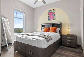 Desk, iron/ironing board, WiFi, bed sheets - Stylish 1BR Stay – Walk to Nashville Attractions (Nashville)