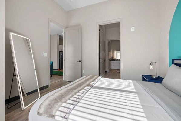 Iron/ironing board, WiFi, bed sheets