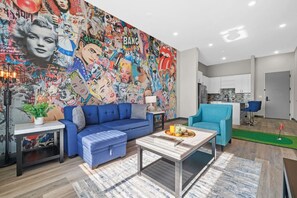 TV - Stylish Nashville Retreat – 1BR Near Broadway! (Nashville)