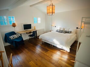 3 bedrooms, iron/ironing board, WiFi, bed sheets - Colorful LA CASITA house in Uzès city center with swimming pool (Uzès)