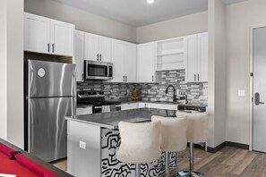 Kühlschrank, Mikrowelle, Ofen, Herdplatte