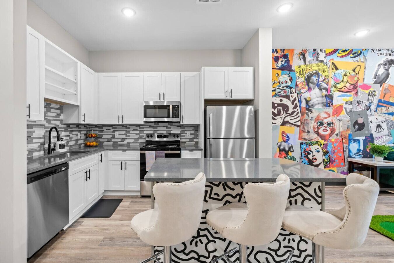 Køleskab, mikrobølgeovn, ovn, kogeplade