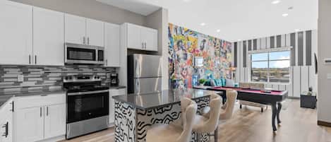 Microondas, horno, placa de cocina y lavavajillas