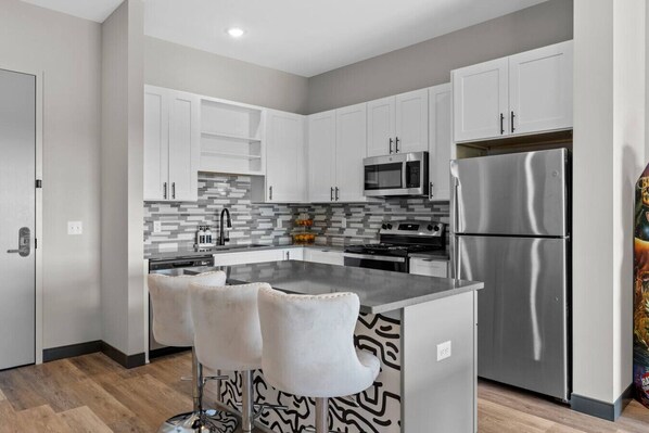 Micro-ondes, four, plaque de cuisson, lave-vaisselle