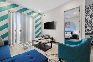 Tabla de planchar con plancha, wifi, ropa de cama