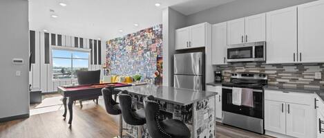 Refrigerador, microondas, horno y parrilla de estufa