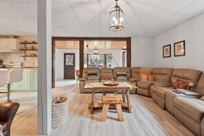 Smart TV, fireplace, music library - The Escape | 4 BD | Pool & Spa | Games Room (Saint-Zã©Non)
