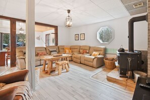 Smart TV, fireplace, music library