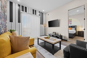 Escritorio, tabla de planchar con plancha, wifi y ropa de cama 