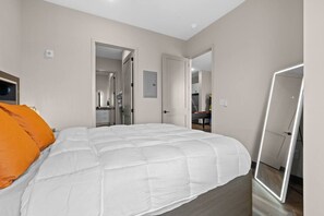 Desk, iron/ironing board, WiFi, bed sheets