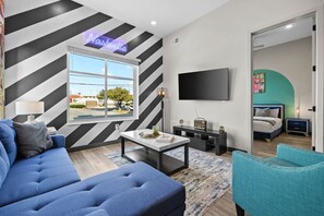 TV - 8min to DT, Free Wifi & Games! Vibrant Apt (Nashville)