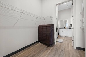 Interior - 8min to DT, Free Wifi & Games! Vibrant Apt (Nashville)