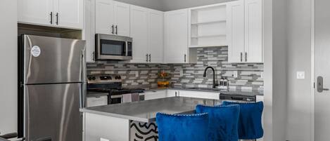 Réfrigérateur, four à micro-ondes, un four, surface de cuisson