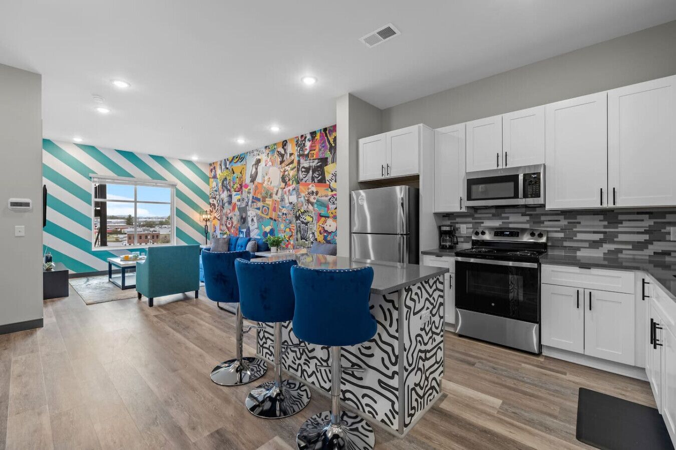 Réfrigérateur, four à micro-ondes, un four, surface de cuisson