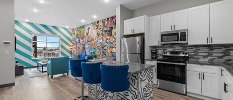 Réfrigérateur, four à micro-ondes, un four, surface de cuisson