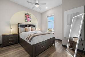 Iron/ironing board, WiFi, bed sheets - Nashville Getaway + Free Wifi, Sleeps 4 (Nashville)