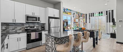 Réfrigérateur, micro-ondes, four, plaque de cuisson