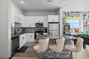 冷蔵庫、電子レンジ、オーブン、コンロ