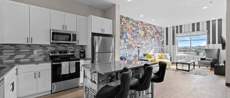 Een koelkast, een microgolfoven, een oven, een kookplaat