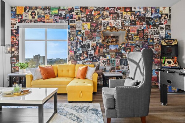 TV - Trendy Oasis: 8 Min to Broadway w/Arcade, Sleeps 4 (Nashville)