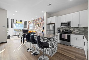 Fridge, microwave, oven, stovetop - Trendy Oasis: 8 Min to Broadway w/Arcade, Sleeps 4 (Nashville)