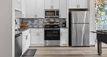 Urban Retreat: Sleeps 4, Foosball & Mins to DT!