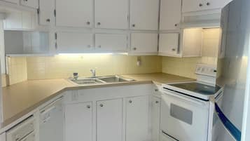 Micro-ondes, four, plaque de cuisson, lave-vaisselle