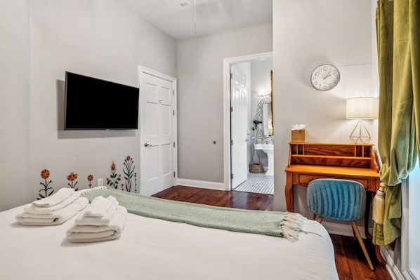 5 bedrooms, desk, iron/ironing board, travel cot