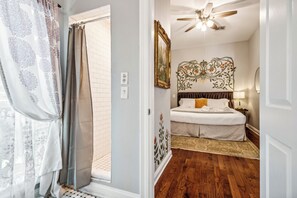 5 bedrooms, desk, iron/ironing board, travel cot