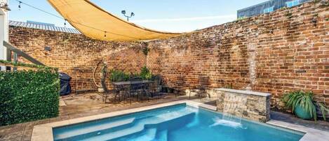 Utendørsbasseng og et oppvarmet basseng