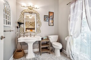 Ducha, secador de pelo, toallas y jabón