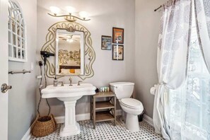 Regadera, secadora de cabello, toallas, jabón 