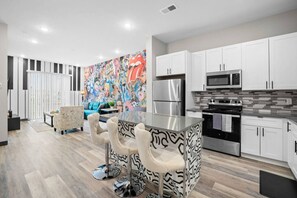 Fridge, microwave, oven, stovetop - Charming Nashville Stay - 8 Minutes to Broadway (Nashville)